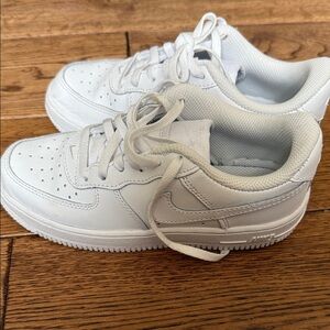 Nike Kids Classic White Air Force 1 size 1Y. Worn a few times. Smoke free home